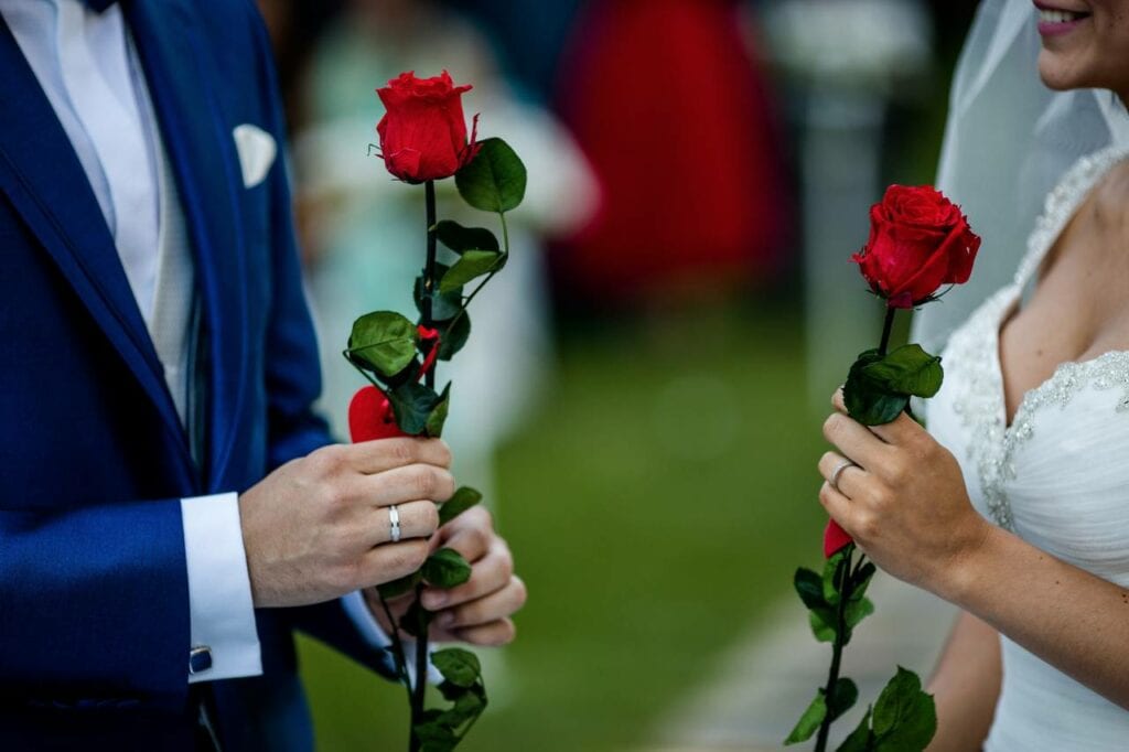 Entrega e intercambio de las rosas en la ceremonia civil